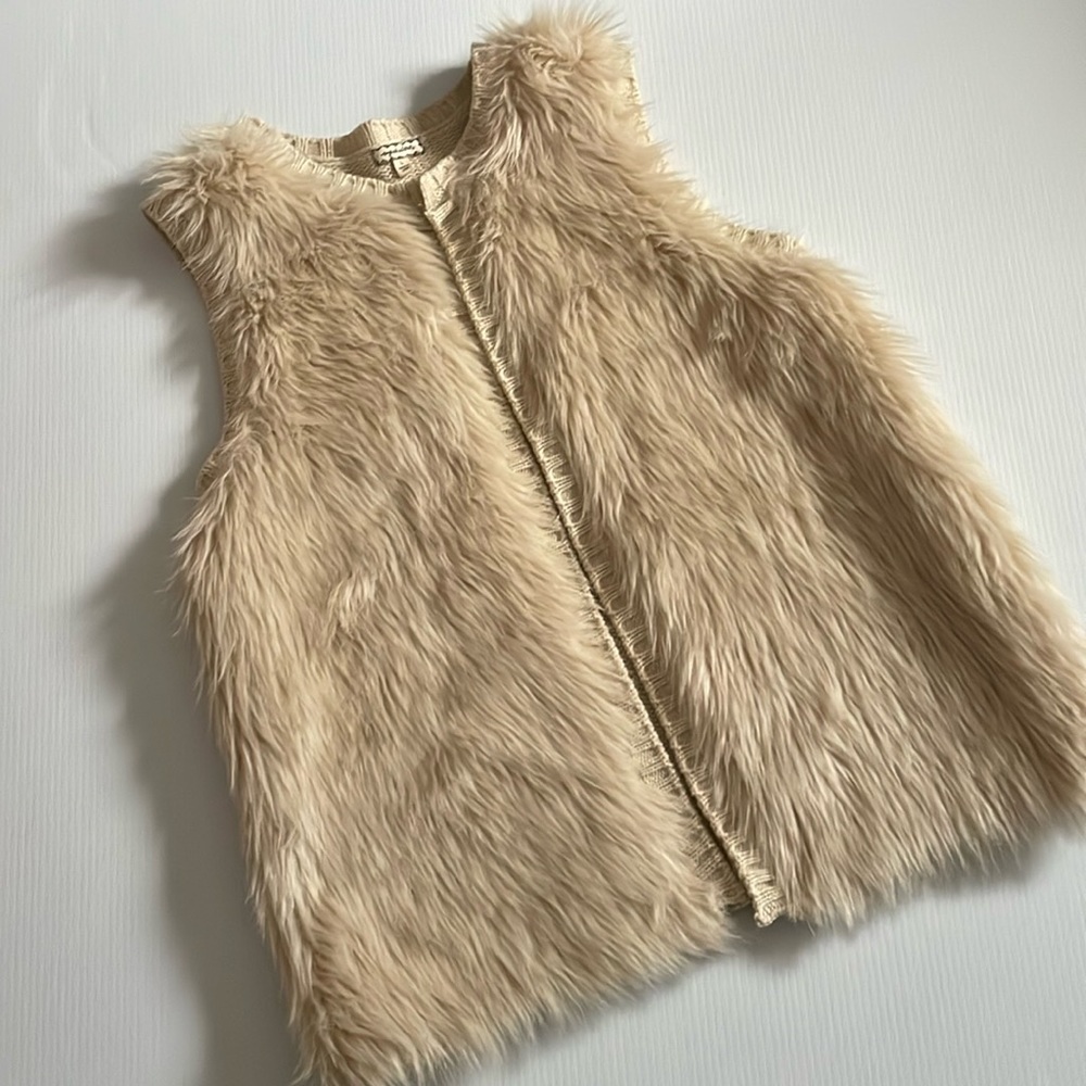 Eyeshadow light tan, faux fur, sweater vest.  Women’s size Large